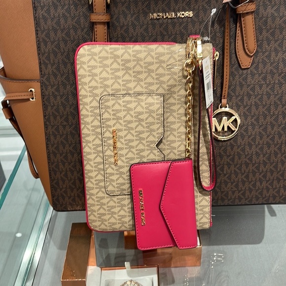 MICHAEL KORS JET SET ITEM LG 2 in 1 CARD CASE & WRISTLET
Carmine Pink 
NWT - Picture 5 of 16